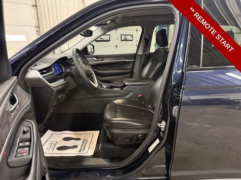 Used 2023 Jeep Grand Cherokee Limited image 16