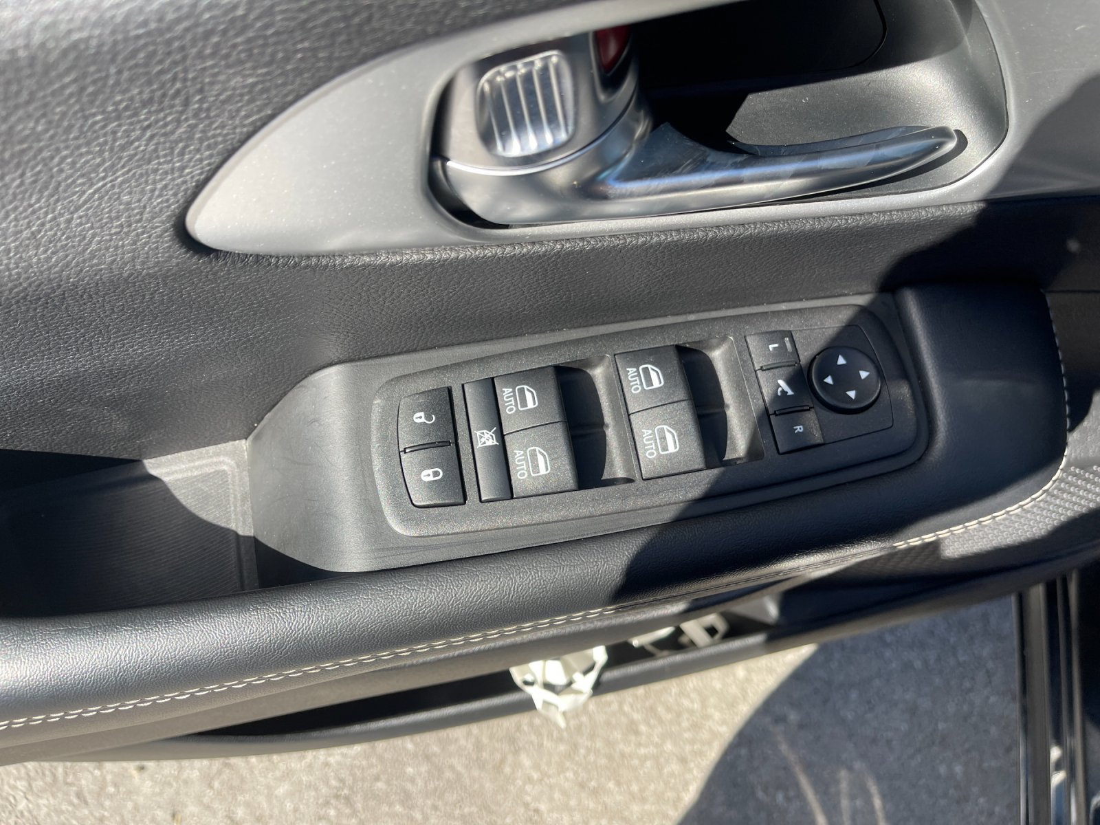 Used 2025 Chrysler Pacifica Limited FWD image 12