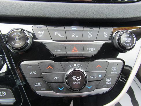 Used 2019 Chrysler Pacifica Touring-L Plus w/ Advanced Safetytec Group image 32