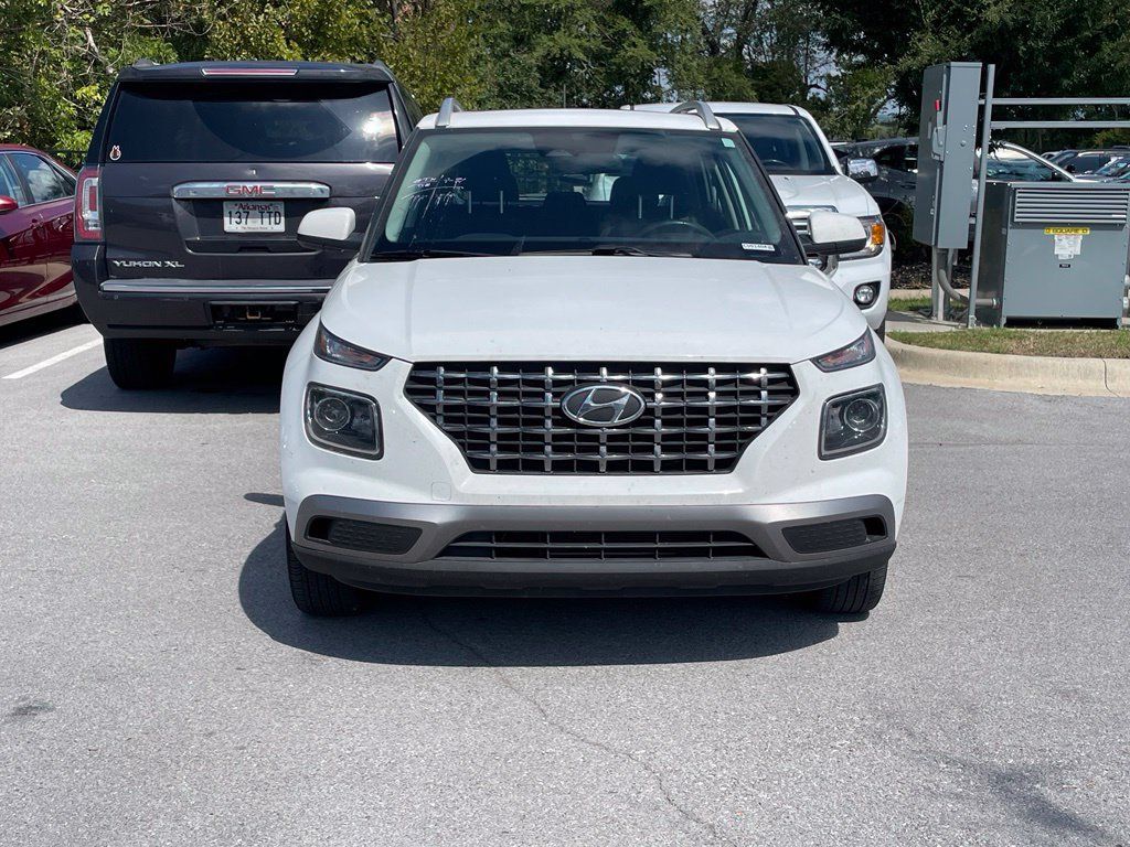 Used 2025 Hyundai Venue SEL FWD image 2