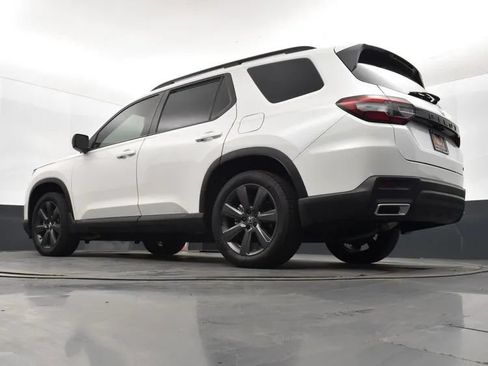 Used 2025 Honda Pilot Sport image 12