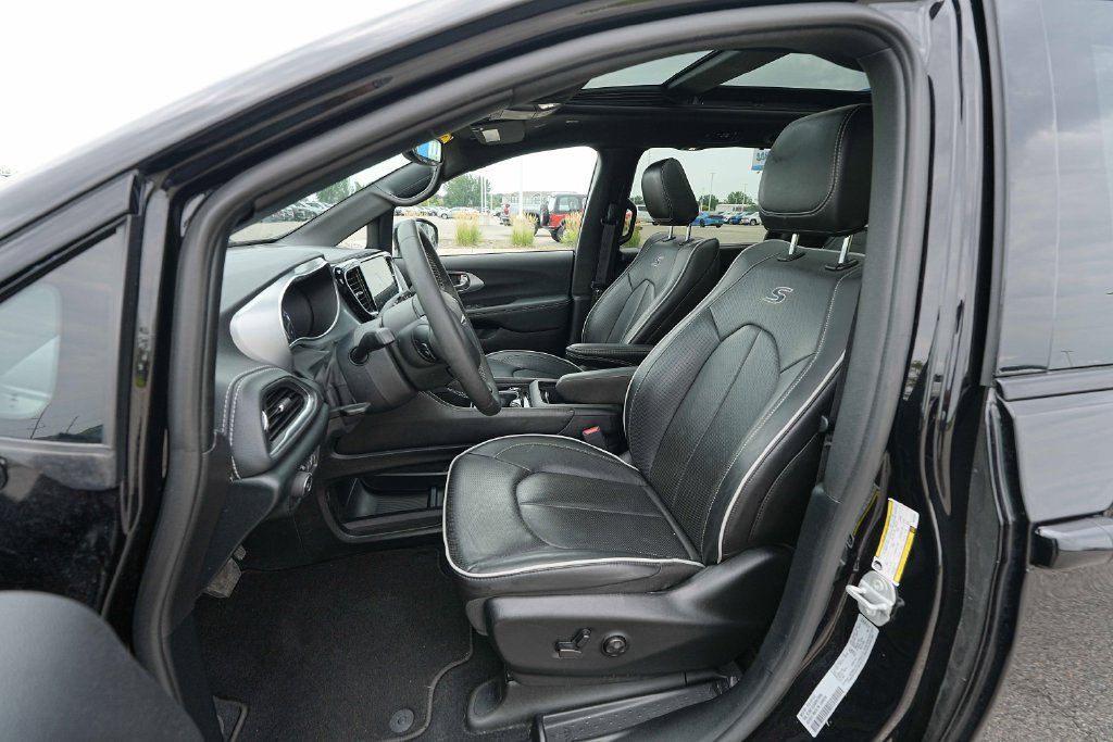 Used 2025 Chrysler Pacifica Limited FWD image 18