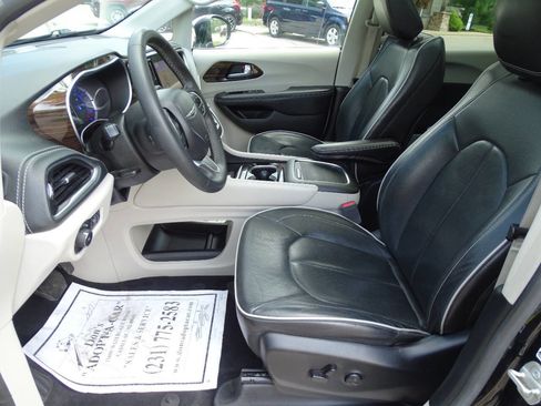 Used 2023 Chrysler Pacifica Limited image 14
