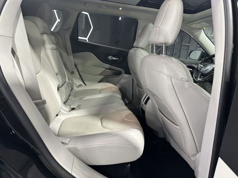 Used 2019 Jeep Cherokee Limited w/ Luxury Group FWD image 10