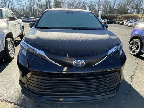 Used 2025 Toyota Sienna XLE image 6