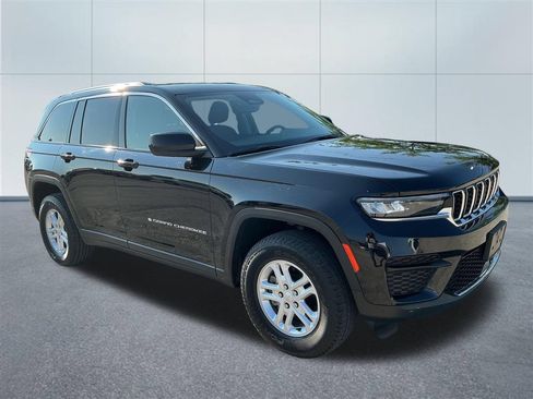 Used 2023 Jeep Grand Cherokee Laredo AWD/4WD image 7