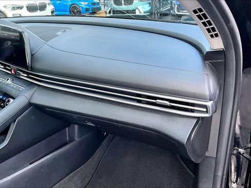 Used 2022 Hyundai Elantra Limited w/ Preferred Accessory Package image 18