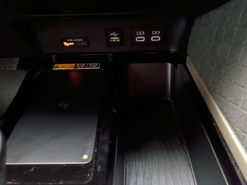 Used 2025 Toyota Camry XLE FWD image 6