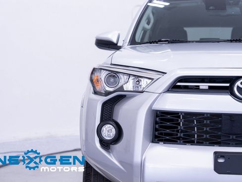 Used 2020 Toyota 4Runner SR5 AWD/4WD image 5