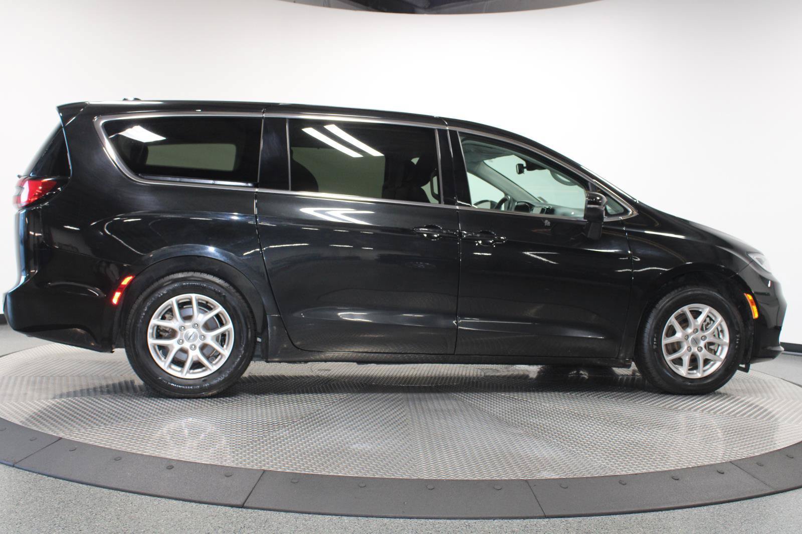 Used 2023 Chrysler Pacifica Touring-L FWD image 14