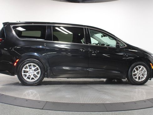 Used 2023 Chrysler Pacifica Touring-L FWD image 14