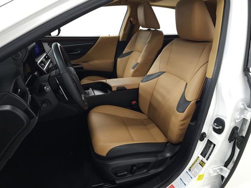 Certified 2024 Lexus ES 250 w/ Premium Package image 16