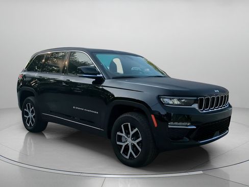 Used 2025 Jeep Grand Cherokee Limited AWD/4WD image 2