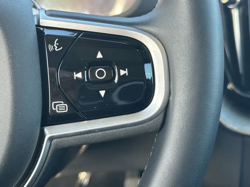 Used 2025 Volvo XC60 B5 Plus image 18