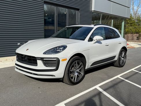 Certified 2025 Porsche Macan image 1