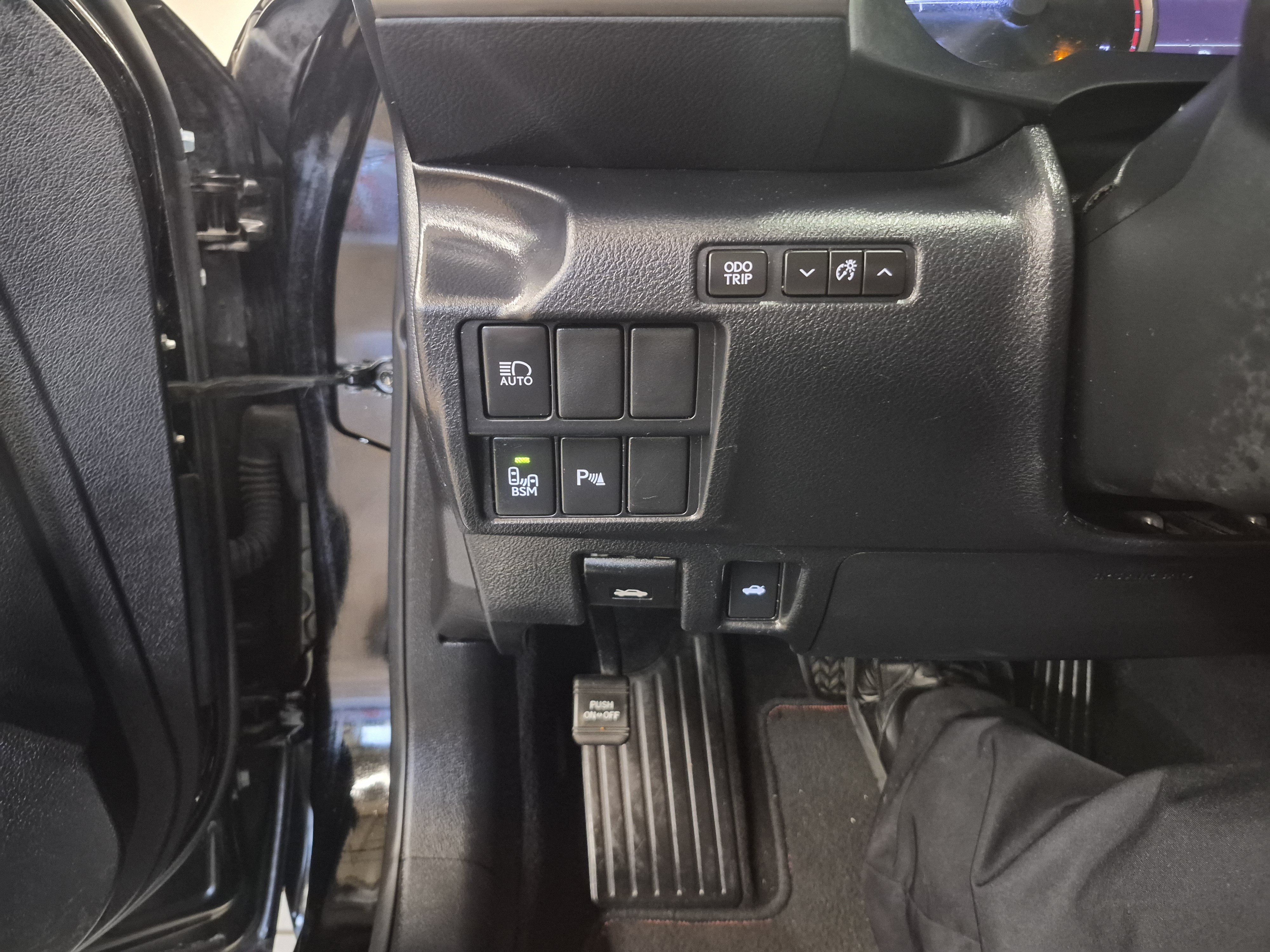 Used 2017 Lexus IS 200t w/ Premium Package RWD image 21