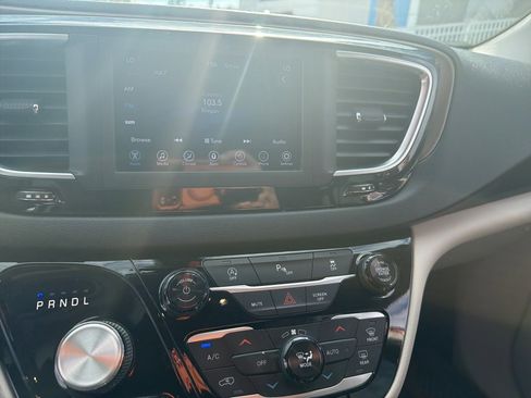 Used 2018 Chrysler Pacifica Touring-L image 11