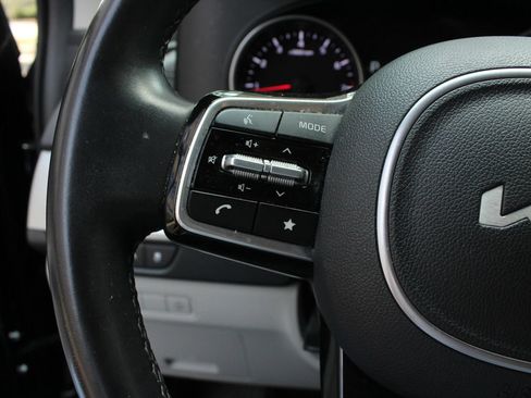Used 2024 Kia Carnival LX FWD image 28