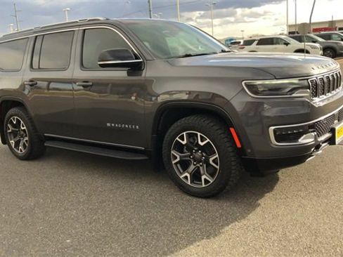 Used 2023 Jeep Wagoneer Series III w/ Preferred Equipment Group image 2