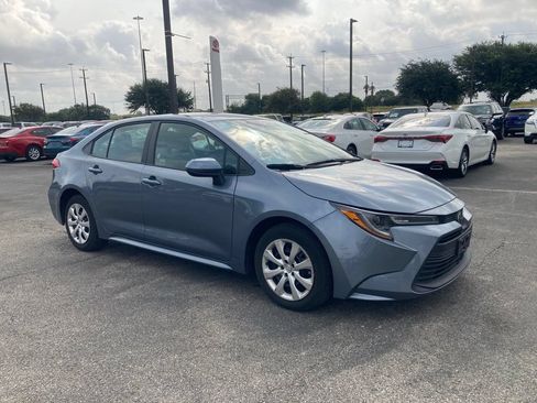 Used 2025 Toyota Corolla LE FWD image 3