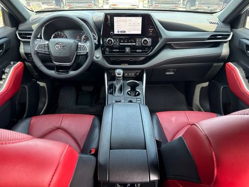 Used 2023 Toyota Highlander XSE FWD image 11