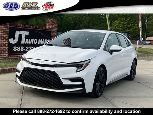 Used 2024 Toyota Corolla SE image 3
