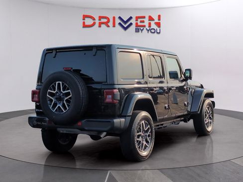 Used 2025 Jeep Wrangler Sahara AWD/4WD image 5