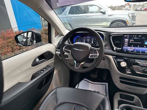 Used 2024 Chrysler Pacifica Touring-L AWD/4WD image 14