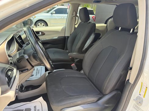 Used 2017 Chrysler Pacifica Touring image 11