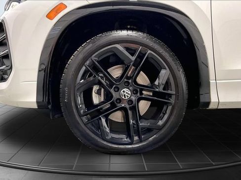 Used 2025 Volkswagen Tiguan SE R-Line AWD/4WD image 9