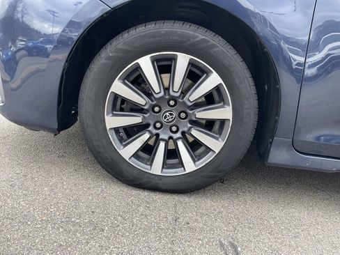Used 2019 Toyota Sienna XLE Premium AWD/4WD image 9
