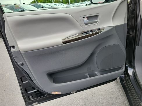 Certified 2020 Toyota Sienna XLE FWD image 18