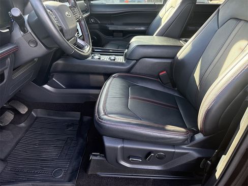 Used 2023 Ford Expedition Limited image 9