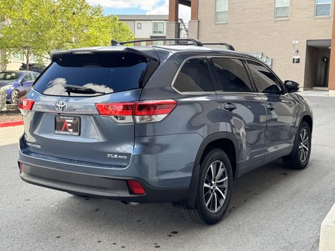 Used 2018 Toyota Highlander XLE AWD/4WD image 7