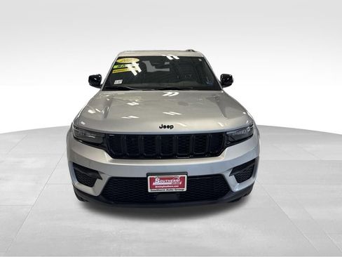 Used 2025 Jeep Grand Cherokee Altitude AWD/4WD image 9
