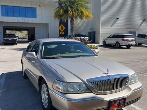 Used 2003 Lincoln Town Car Executive image 4