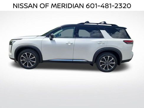New 2026 Nissan Pathfinder Platinum w/ Lighting Package FWD image 2
