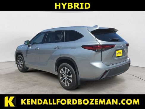 Used 2021 Toyota Highlander XLE AWD/4WD image 3