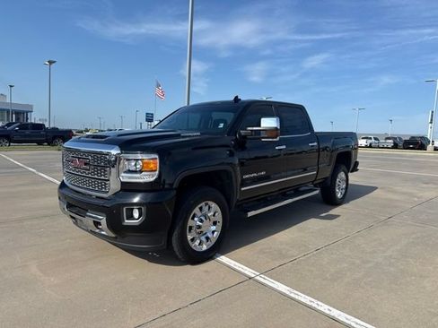 Used 2018 GMC Sierra 2500 Denali w/ Duramax Plus Package AWD/4WD image 2