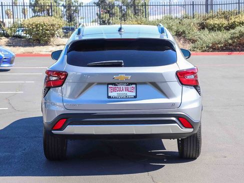 Used 2025 Chevrolet Trax LT FWD image 6