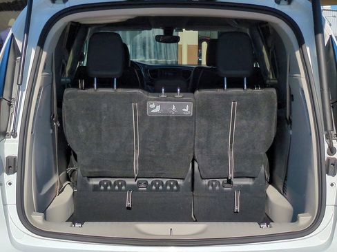 Used 2020 Chrysler Pacifica Touring-L image 12