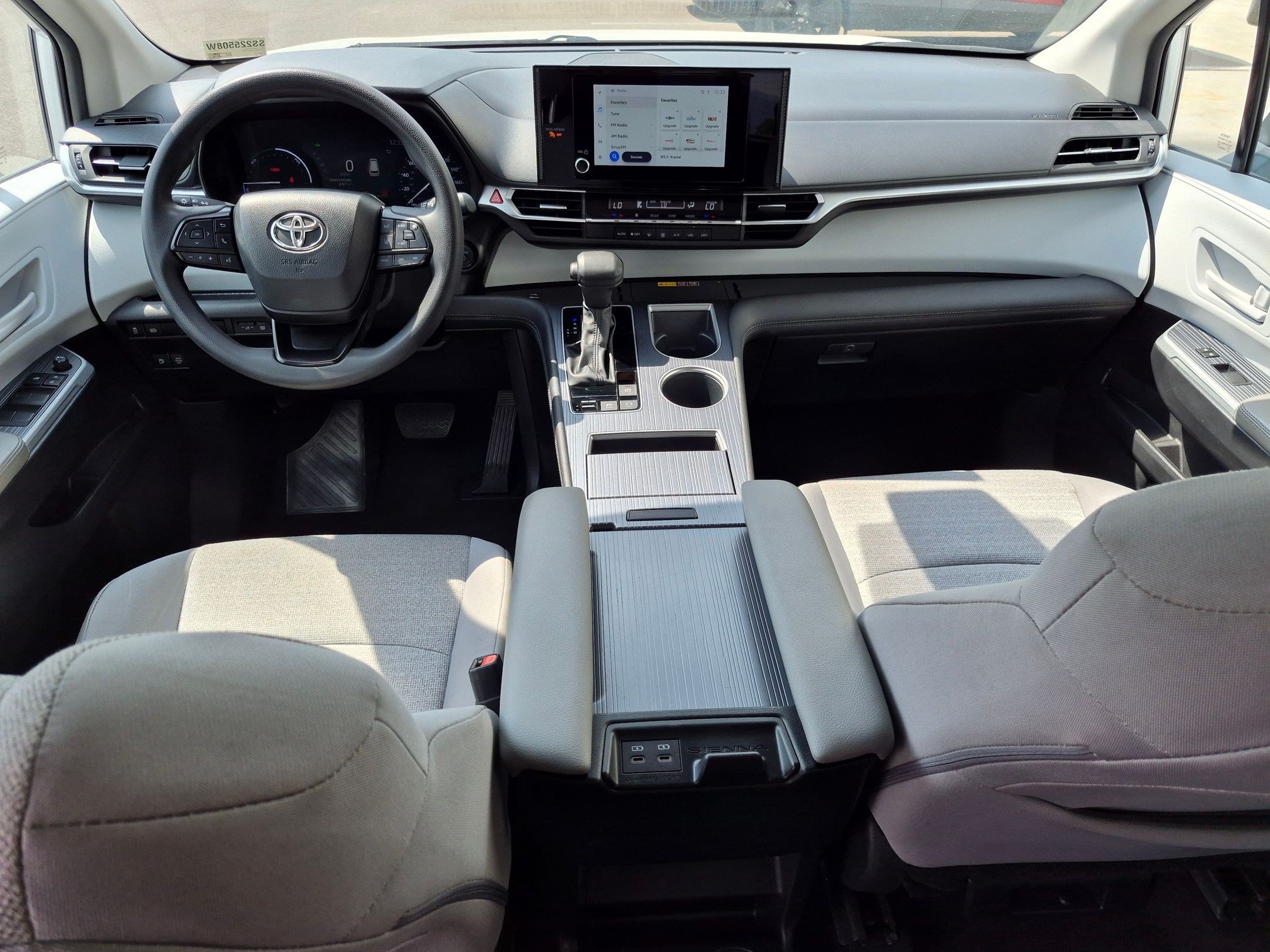 Used 2025 Toyota Sienna LE FWD image 30