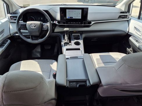 Used 2025 Toyota Sienna LE FWD image 30