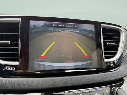 Used 2024 Chrysler Pacifica Touring-L FWD image 9