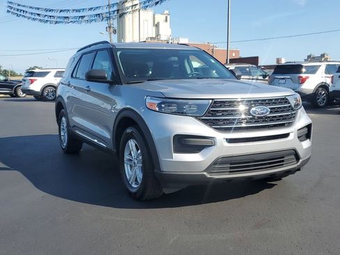 Used 2022 Ford Explorer XLT image 2