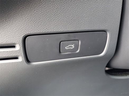 Used 2025 Volvo XC40 B5 Core image 17