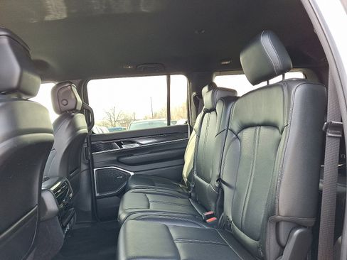Certified 2022 Jeep Wagoneer Series I AWD/4WD image 10