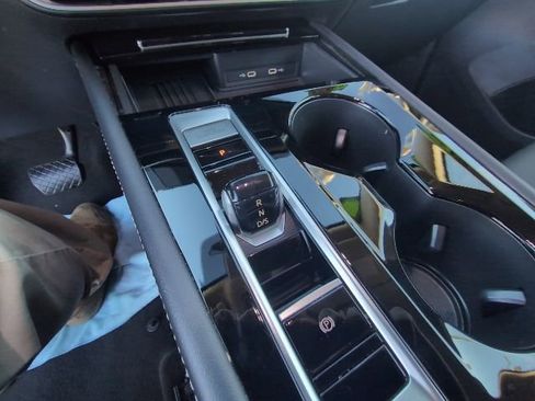 Used 2025 Volkswagen Atlas SE image 24