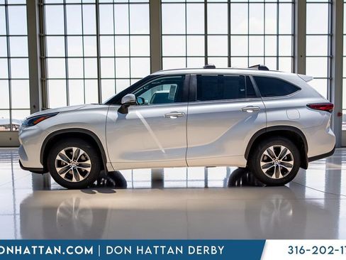 Used 2023 Toyota Highlander XLE FWD image 2