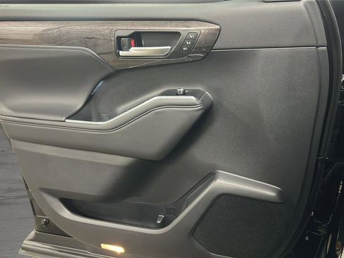 New 2026 Toyota Highlander Platinum image 16